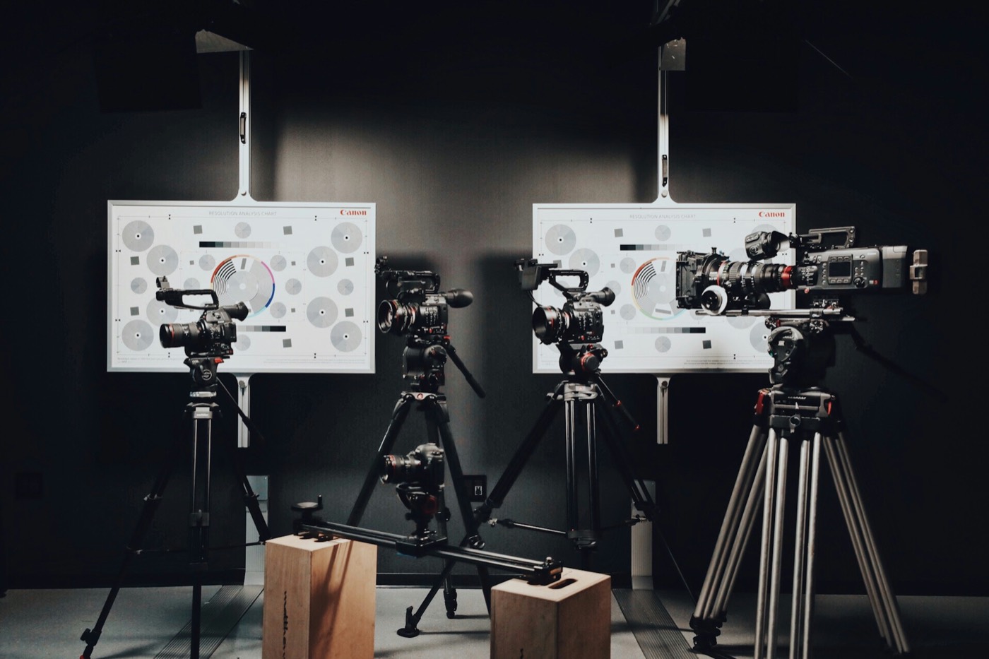 Caméras de cinéma sur trépieds dans un studio